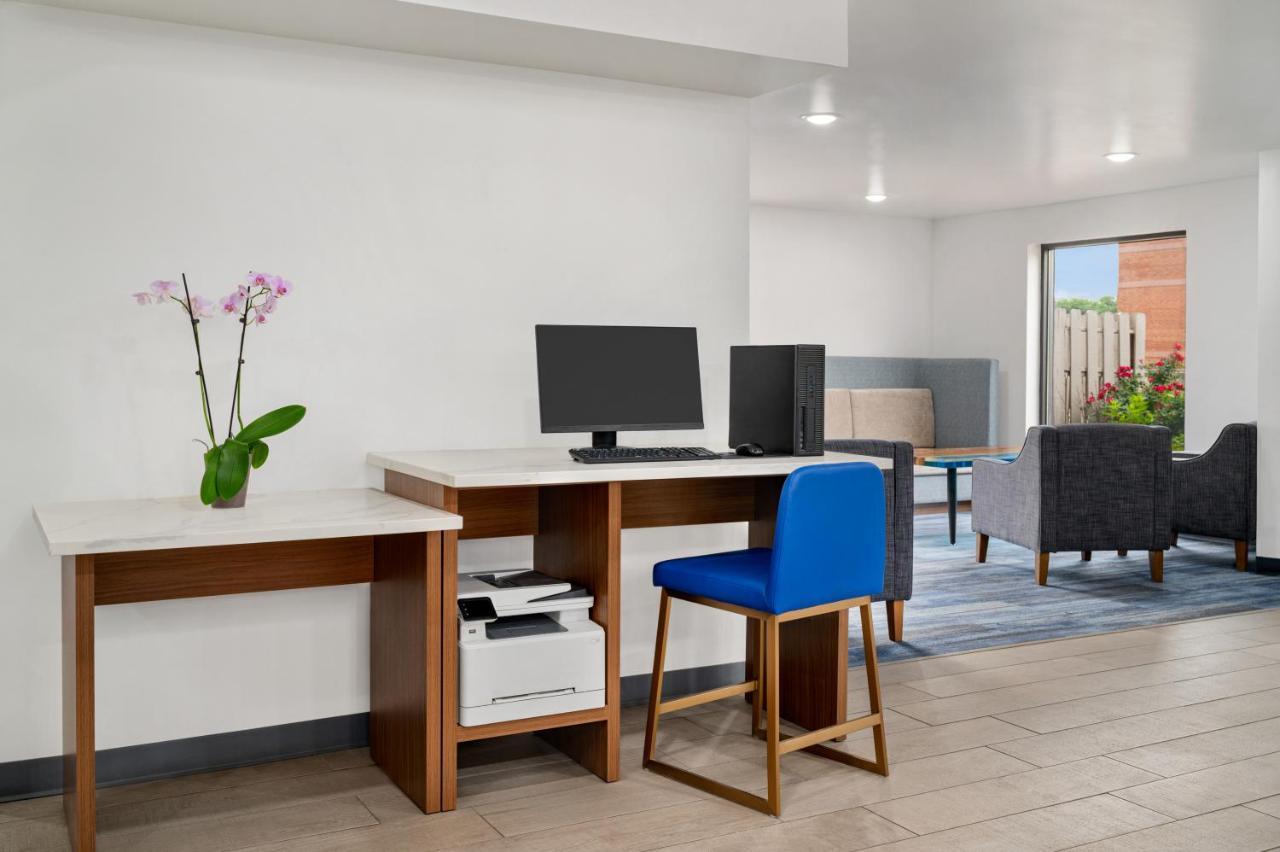 La Quinta Inn By Wyndham Columbus Airport Area Bagian luar foto