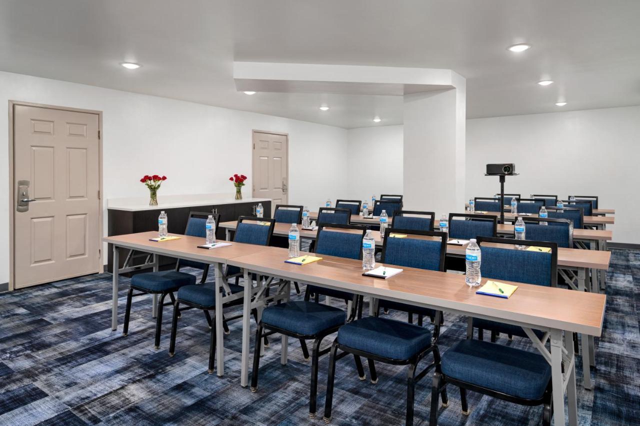 La Quinta Inn By Wyndham Columbus Airport Area Bagian luar foto