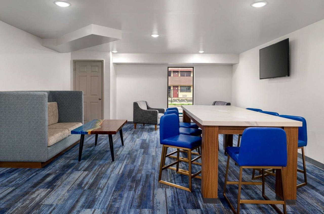 La Quinta Inn By Wyndham Columbus Airport Area Bagian luar foto