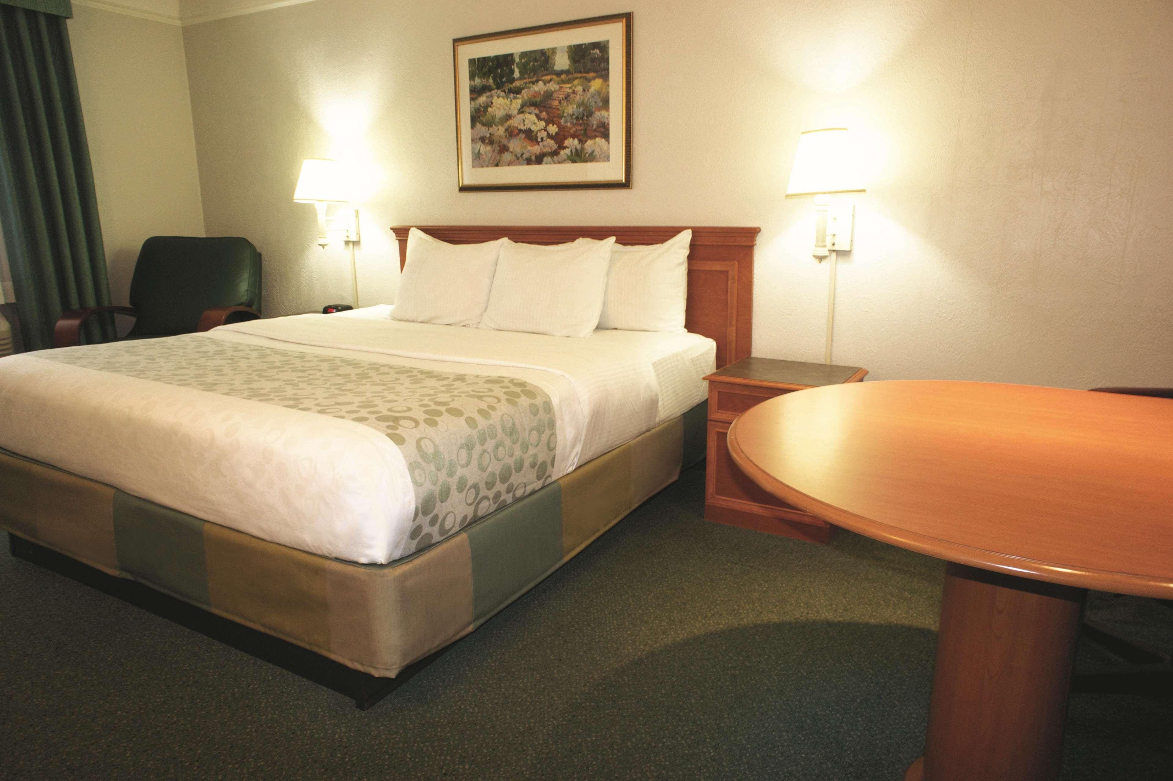 La Quinta Inn By Wyndham Columbus Airport Area Bagian luar foto