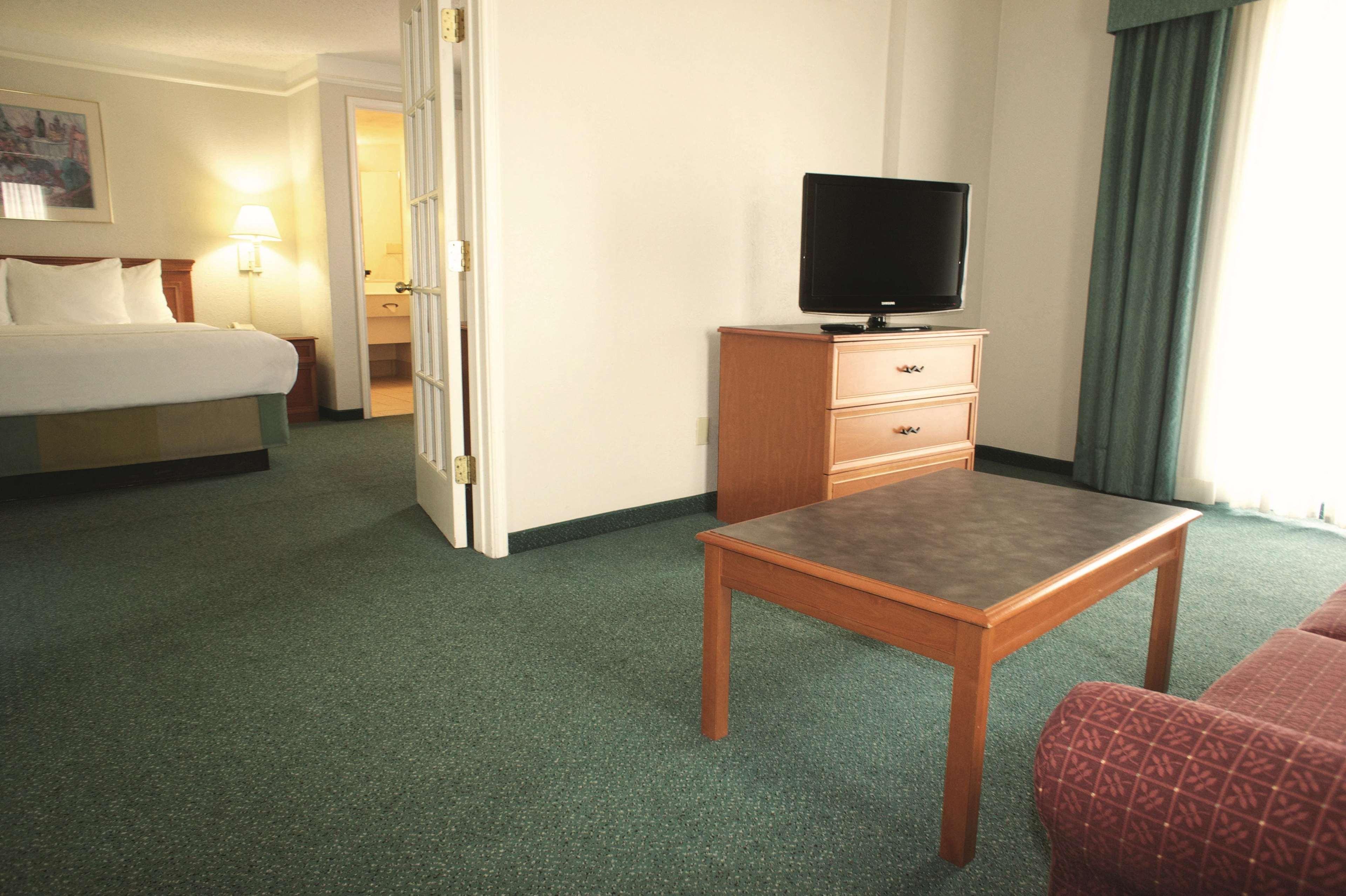 La Quinta Inn By Wyndham Columbus Airport Area Bagian luar foto