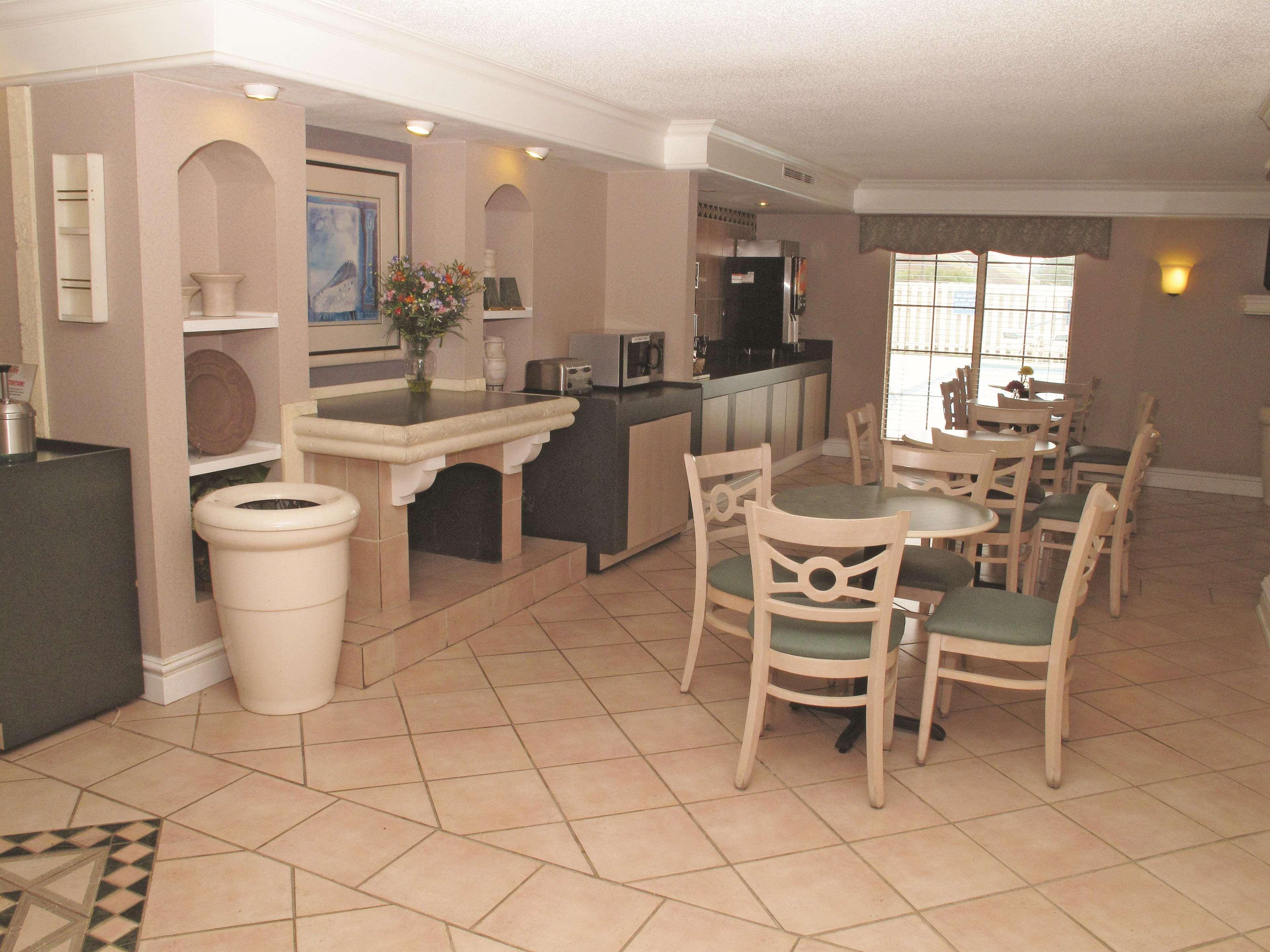 La Quinta Inn By Wyndham Columbus Airport Area Bagian luar foto