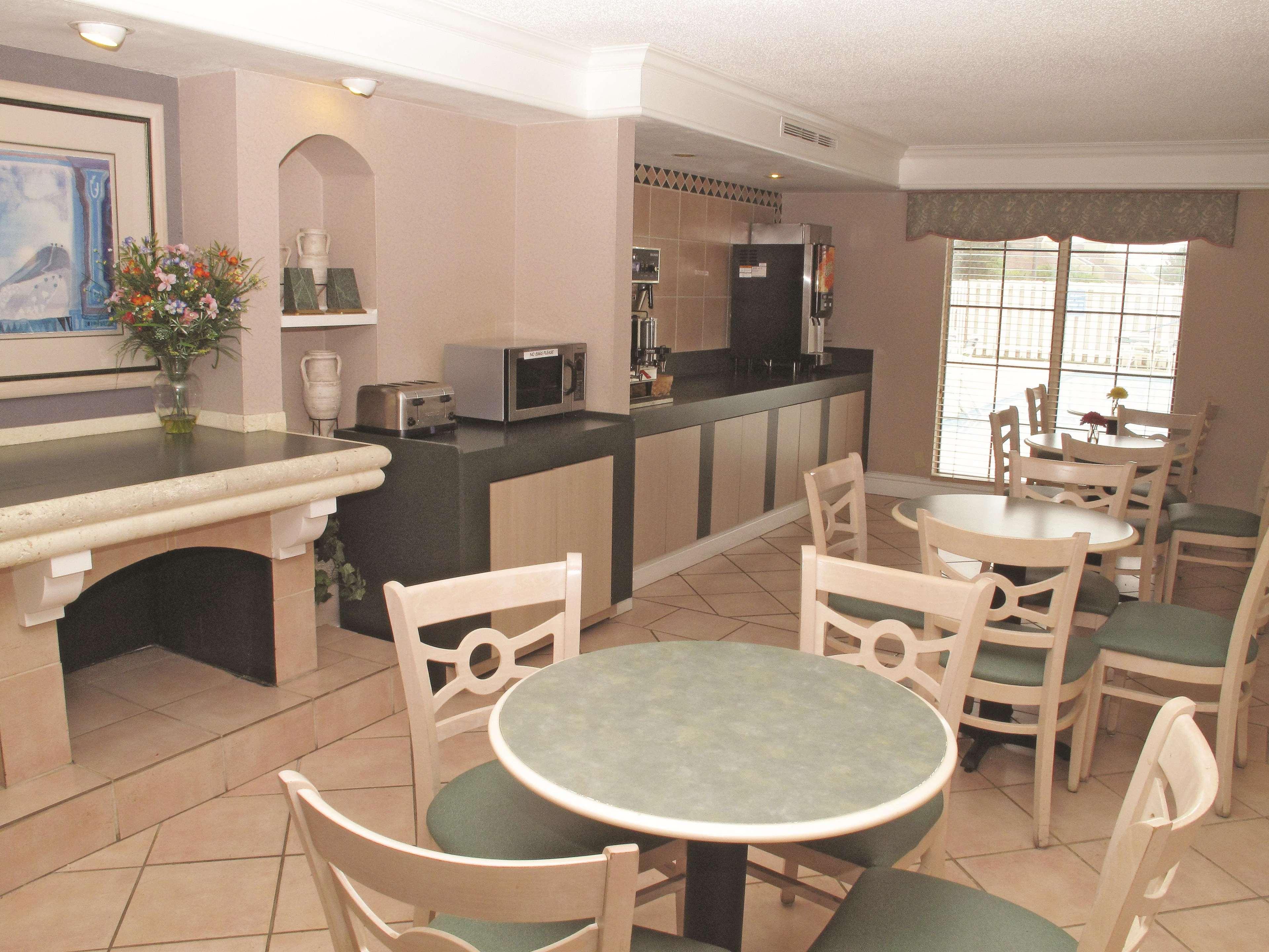 La Quinta Inn By Wyndham Columbus Airport Area Bagian luar foto