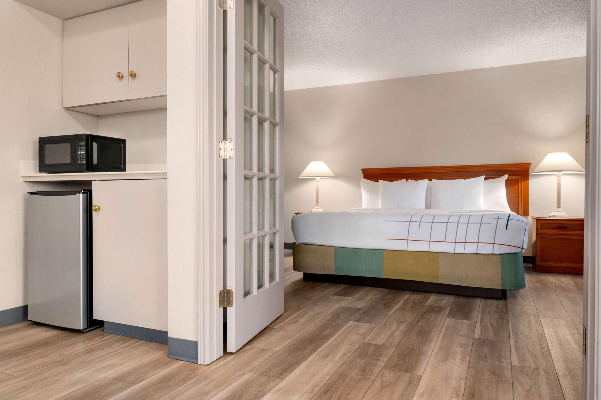 La Quinta Inn By Wyndham Columbus Airport Area Bagian luar foto